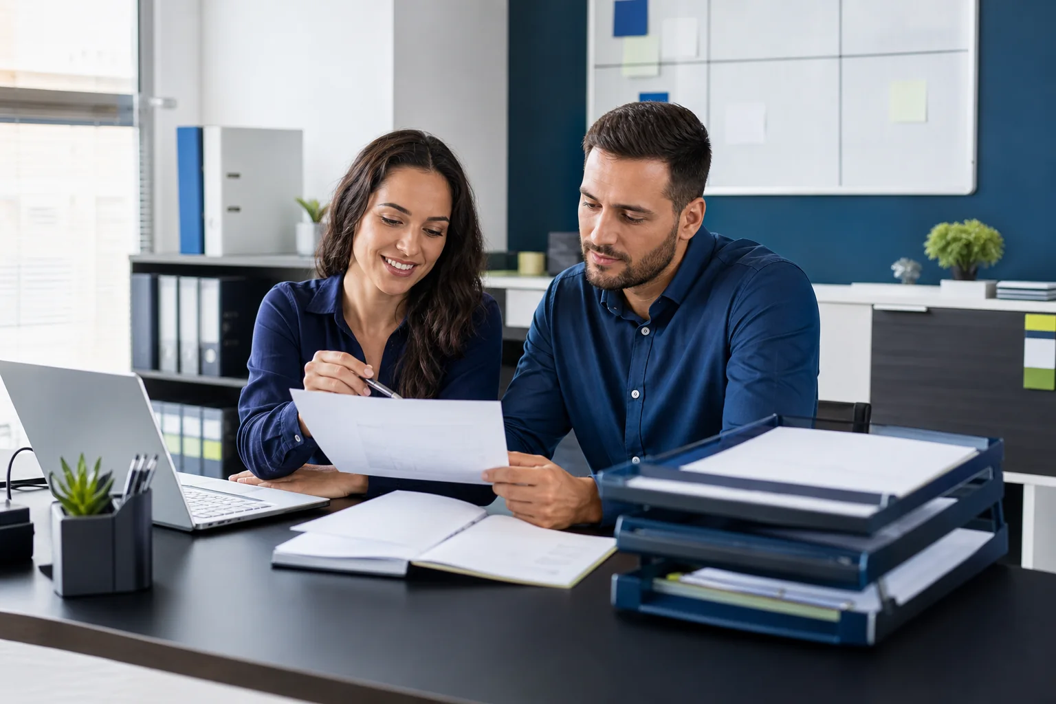 Profissionais revisando e organizando documentos empresariais